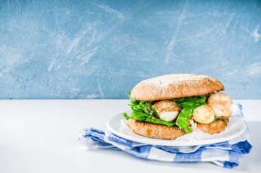 Çeşitli deniz ürünleri ve balık köfteleri.