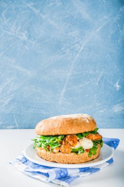 Çeşitli deniz ürünleri ve balık köfteleri.