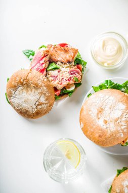 Çeşitli deniz ürünleri ve balık köfteleri.