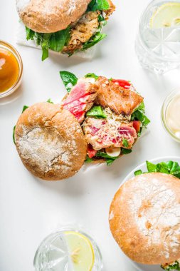 Çeşitli deniz ürünleri ve balık köfteleri.