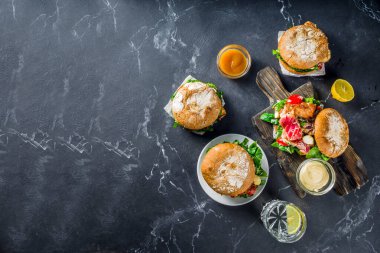 Çeşitli deniz ürünleri ve balık köfteleri.