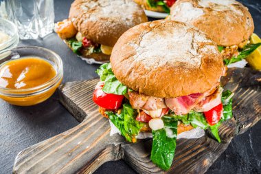 Çeşitli deniz ürünleri ve balık köfteleri.