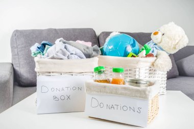 Giysi, oyuncak ve gıda ile Bağış kutusu