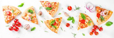Peynirli pizza parçaları Margarita. 