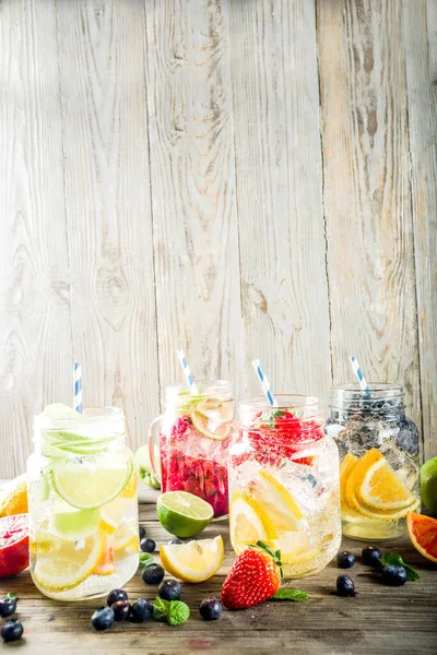 Varie limonata di frutta e bacche — Foto Stock