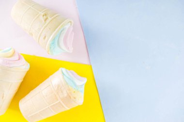 Çok renkli pastel tek boynuzlu at gökkuşağı dondurma