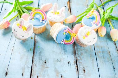 Ev yapımı şirin paskalya çörekleri.