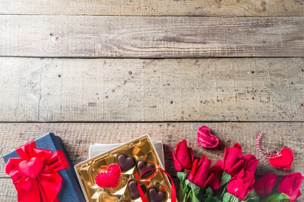 Valentines day with red roses and chocolate heart — Stock Photo, Image