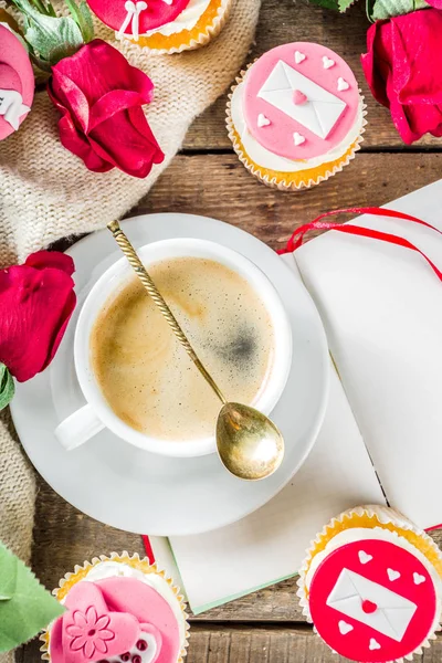 Cupcake di San Valentino con tazza di caffè — Foto Stock