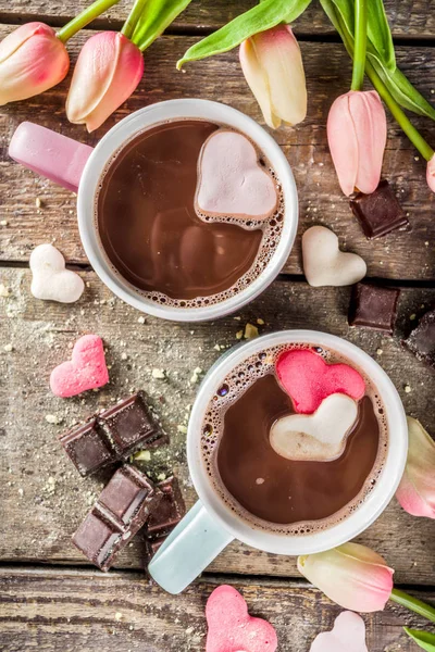 Two cups hot chocolate drink with marshmallow hearts — 스톡 사진