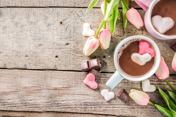İki fincan sıcak çikolata, marshmallow kalpli. — Stok fotoğraf