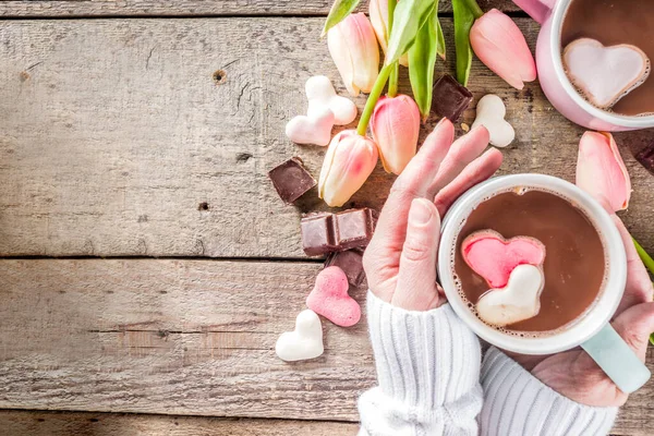 Zwei Tassen heiße Schokolade mit Marshmallow-Herzen — Stockfoto