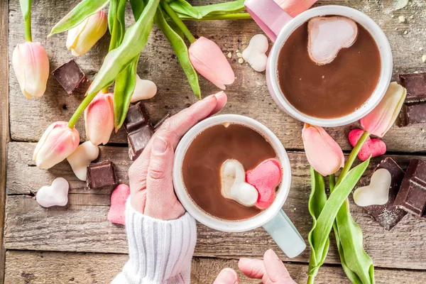 Two cups hot chocolate drink with marshmallow hearts — 스톡 사진