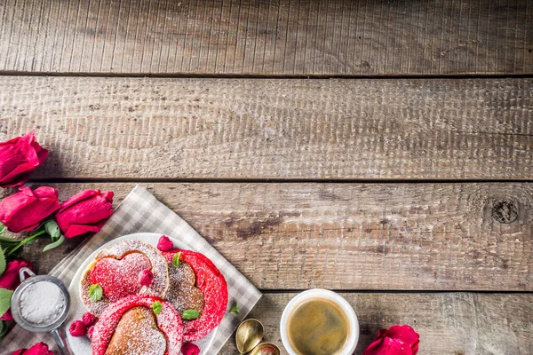 Panqueques en forma de corazón — Foto de Stock