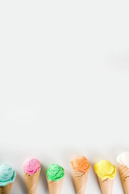 Waffle külahlı renkli pastel dondurma.