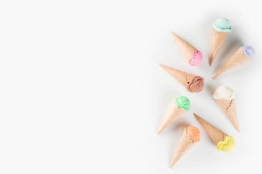 Waffle külahlı renkli pastel dondurma.