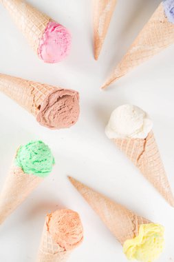 Waffle külahlı renkli pastel dondurma.