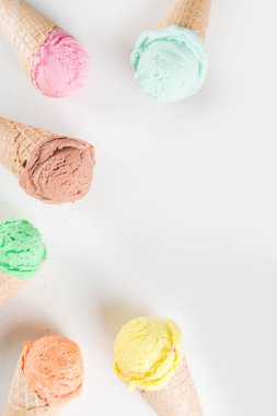 Waffle külahlı renkli pastel dondurma.
