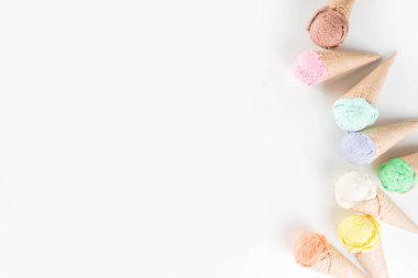 Waffle külahlı renkli pastel dondurma.