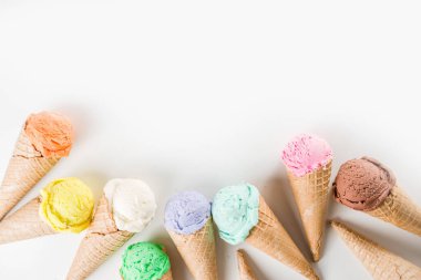 Waffle külahlı renkli pastel dondurma.