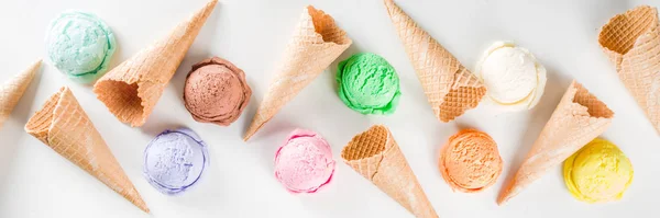 Красочное пастельное мороженое с вафельными рожками — стоковое фото