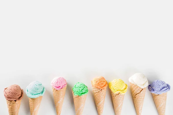 Helado pastel colorido con conos de gofre — Foto de Stock