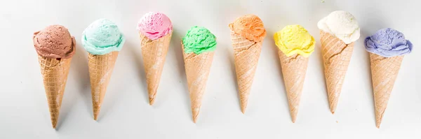 Helado pastel colorido con conos de gofre — Foto de Stock