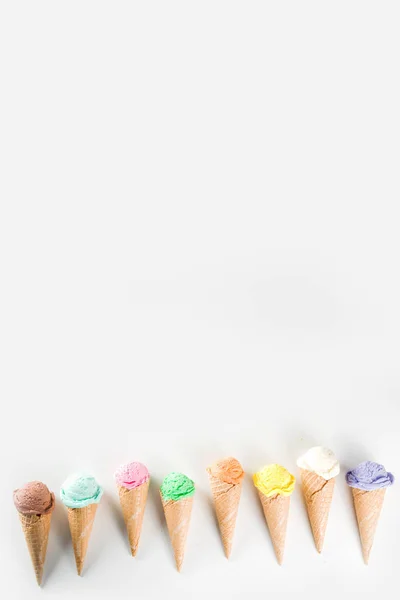 Sorvete pastel colorido com cones de waffle — Fotografia de Stock