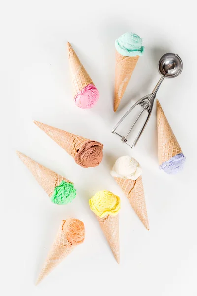 Sorvete pastel colorido com cones de waffle — Fotografia de Stock