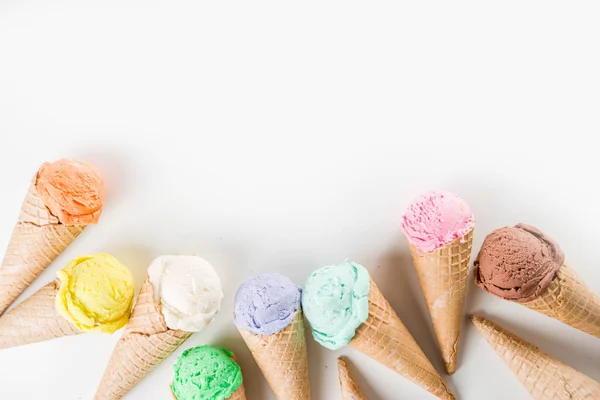 Барвисте пастельне морозиво з вафельними шишками — стокове фото