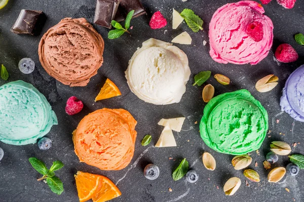 Waffle külahlı renkli pastel dondurma.