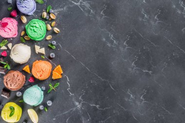 Waffle külahlı renkli pastel dondurma.