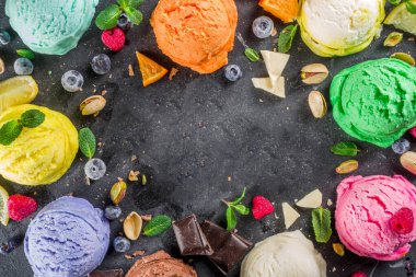 Waffle külahlı renkli pastel dondurma.