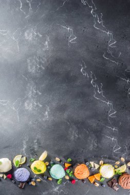 Waffle külahlı renkli pastel dondurma.