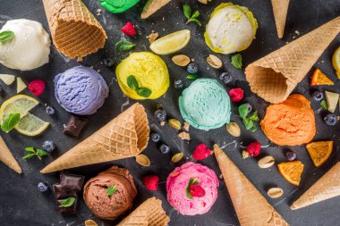 Waffle külahlı renkli pastel dondurma.