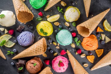 Waffle külahlı renkli pastel dondurma.