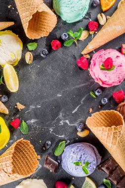 Waffle külahlı renkli pastel dondurma.