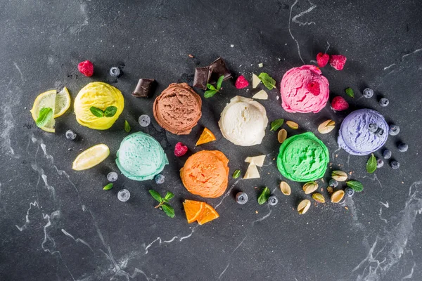 Helado pastel colorido con conos de gofre —  Fotos de Stock