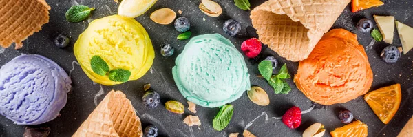 Красочное пастельное мороженое с вафельными рожками — стоковое фото