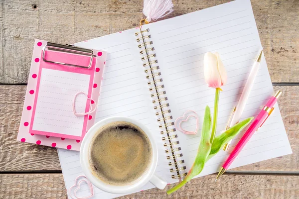 Cup of coffee with flowers and sketchbook — 스톡 사진