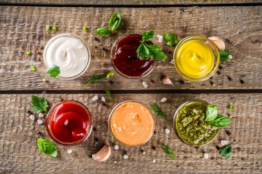 Çeşitli soslar ve soslar koyun.