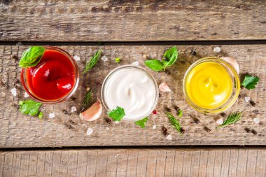 Çeşitli soslar ve soslar koyun.