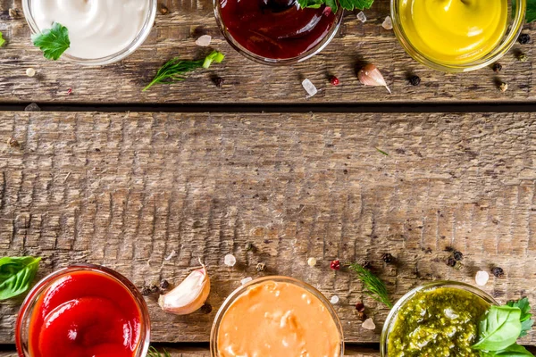 Conjunto de cuencos de diversas salsas y salsas —  Fotos de Stock