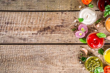 Çeşitli soslar ve soslar koyun.