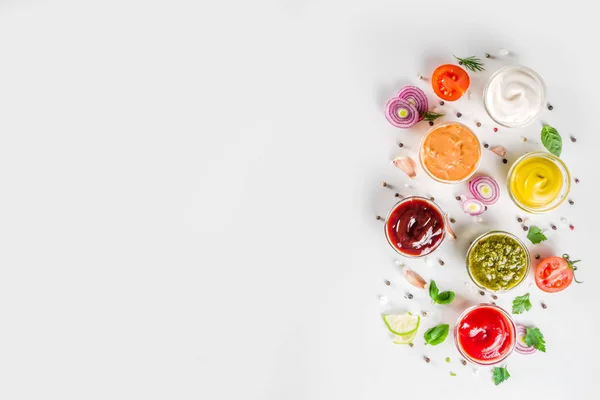 Набор миски различных соусов и соусов — стоковое фото
