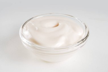 Çeşitli soslar ve soslar koyun.