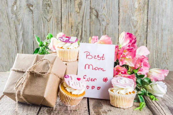 Joyeux fond de journée des mamans avec des cupcakes — Photo