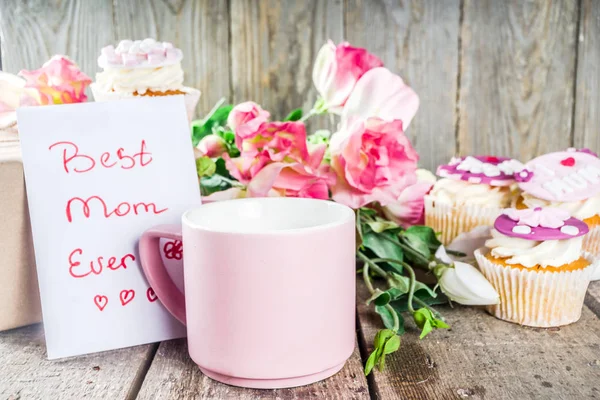 Joyeux fond de journée des mamans avec des cupcakes — Photo