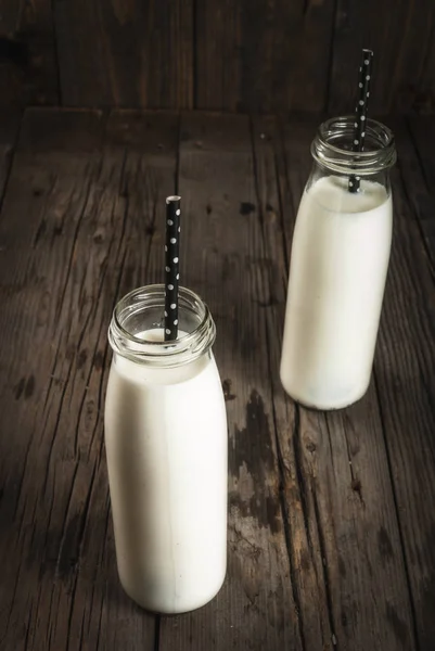 Dos botellas de leche orgánica —  Fotos de Stock