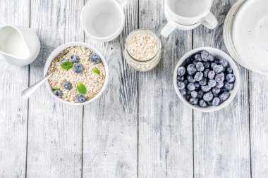 Sağlıklı tahıl ve süt kahvaltı konsepti